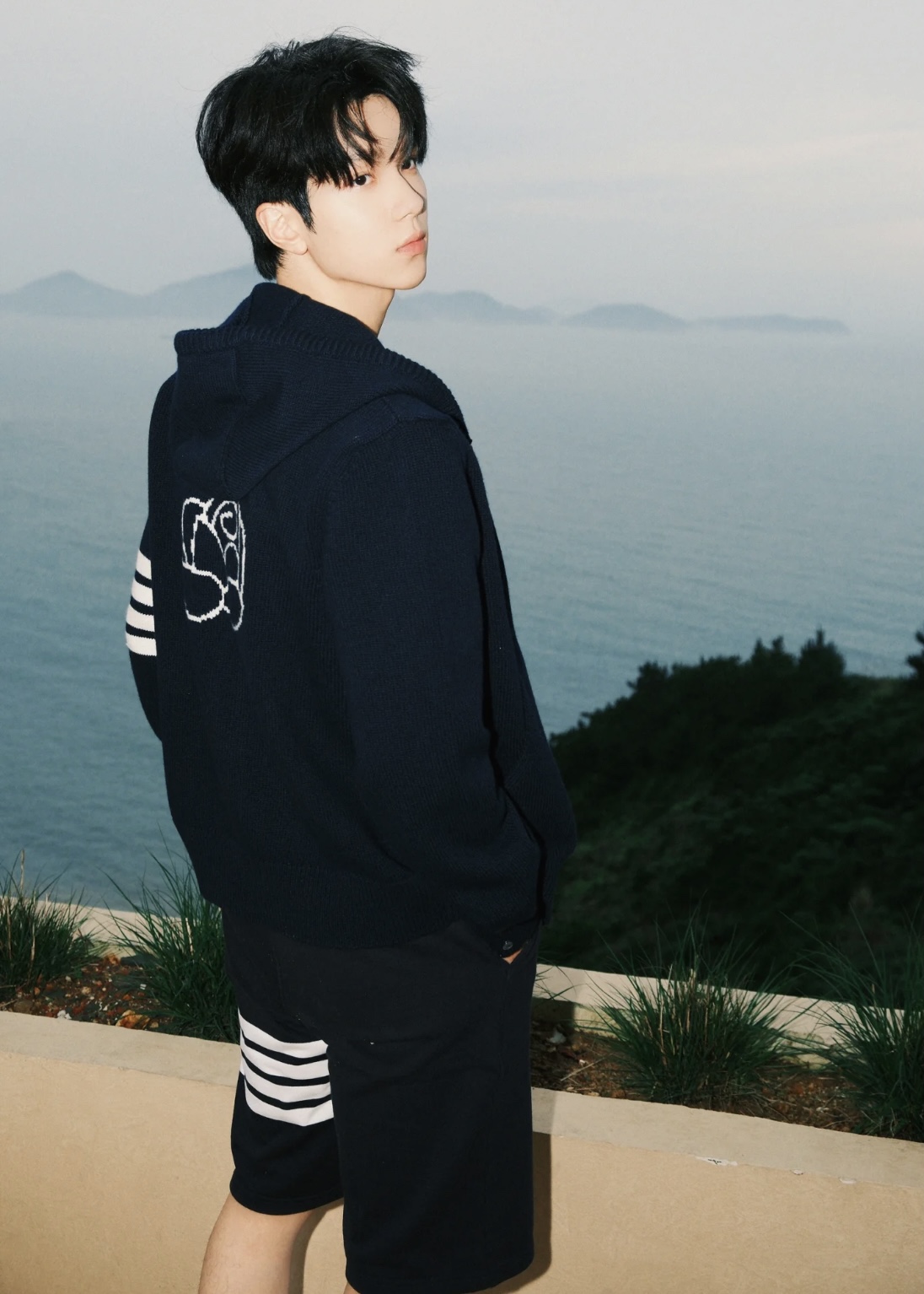 [남녀공용] Thom Browne 클래식 4bar 로즈 울 집업 후드 니트