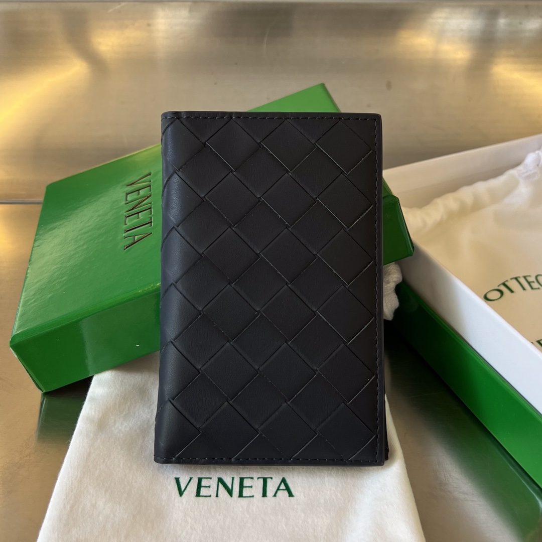 BOTTEGA VENETA 플랩 여권 지갑