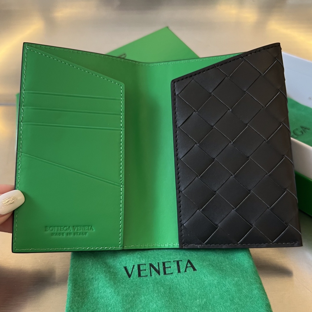 BOTTEGA VENETA 플랩 여권 지갑