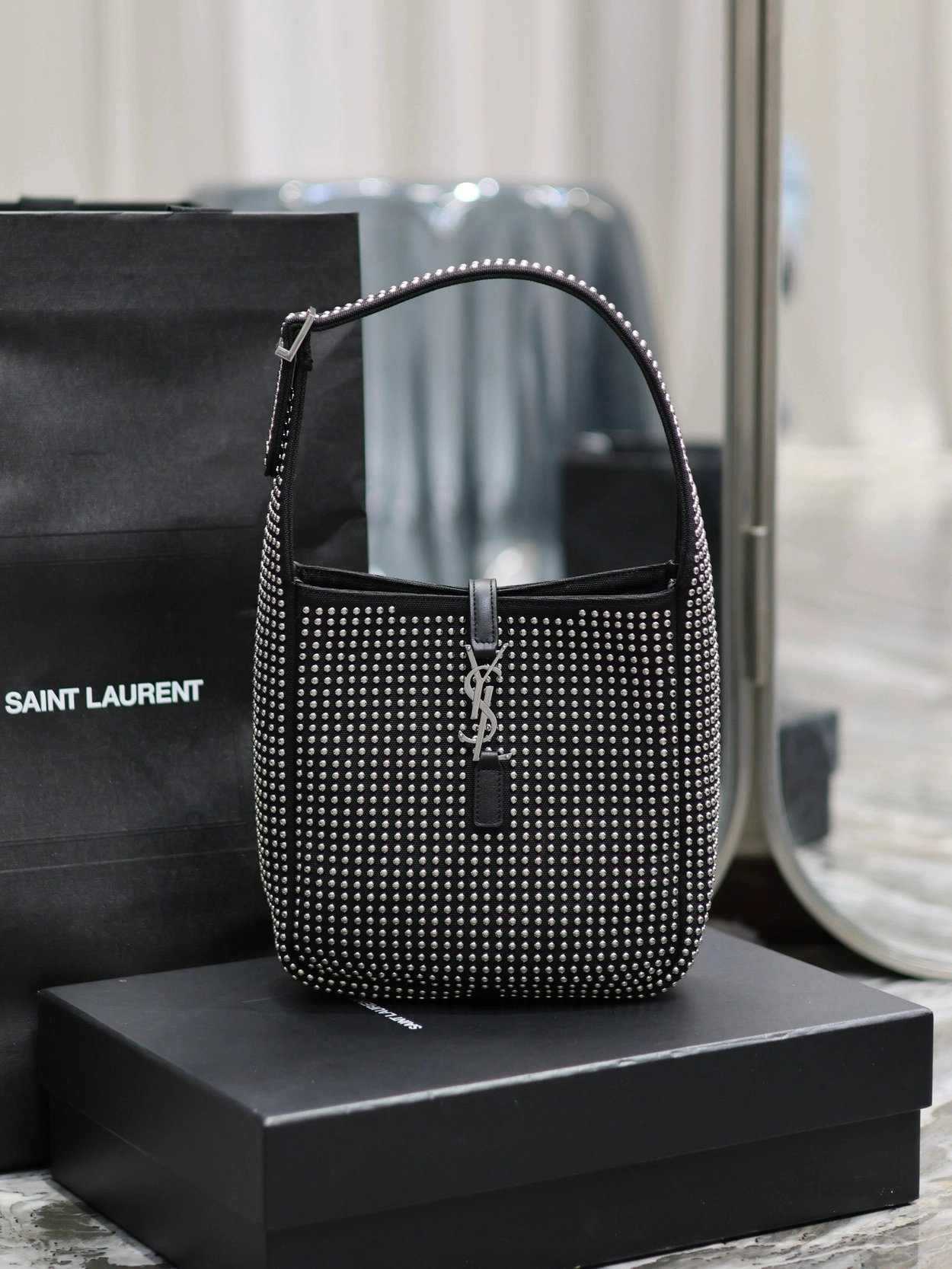 SAINT LAURENT LE 5 A 7 스터드 호보 백