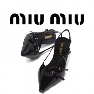 MIU MIU 버클 브러쉬드 가죽 슬링백 펌프스